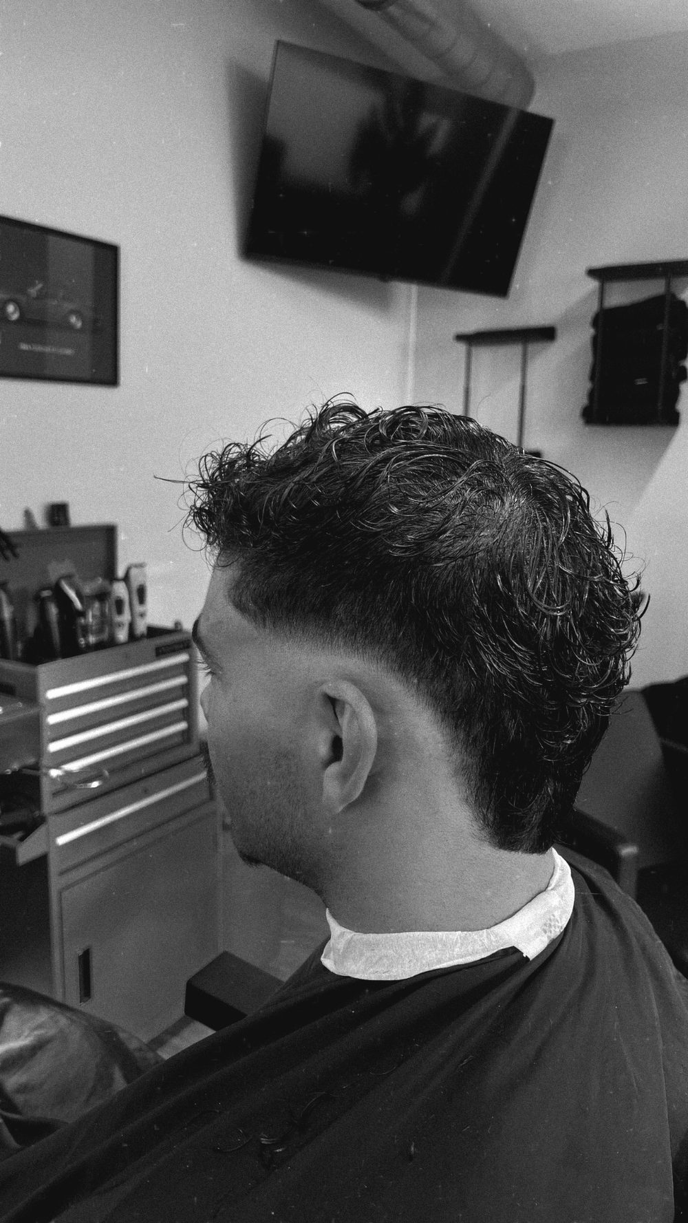 Low Fade mit lockigem Deckhaar im Studio Haco Hamburg