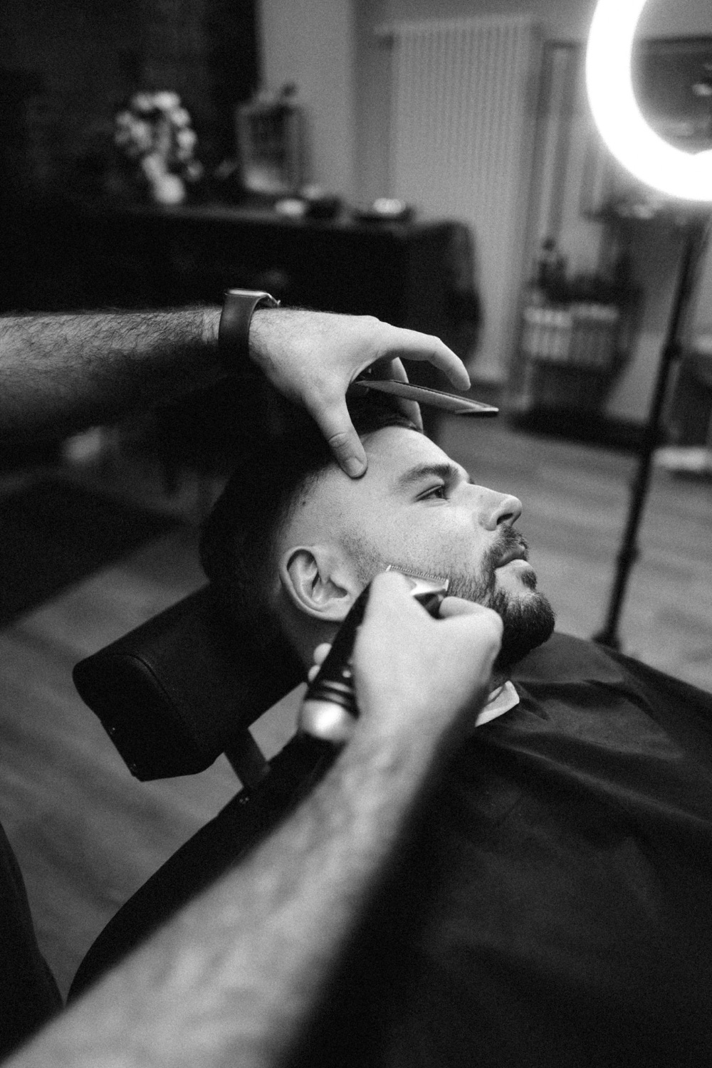 Bart trimmen mit Kamm und Trimmer im Studio Haco, Barber in Hamburg-Harvestehude