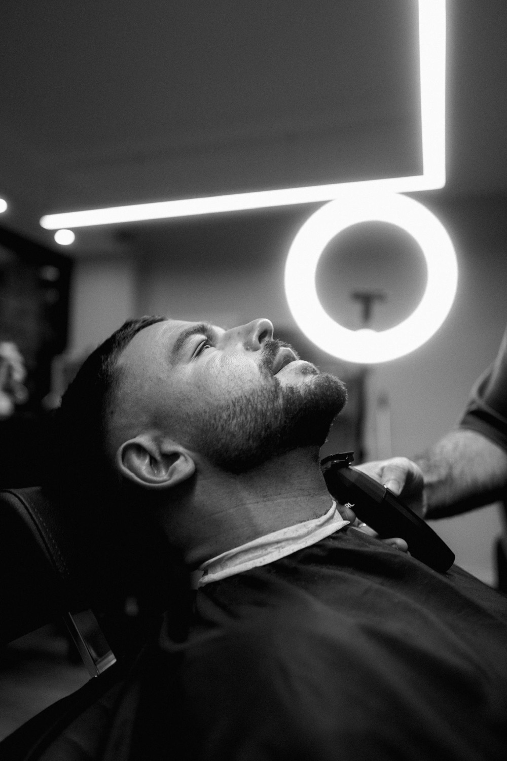 Halskontur mit dem Trimmer unter dem Ringlicht im Studio Haco