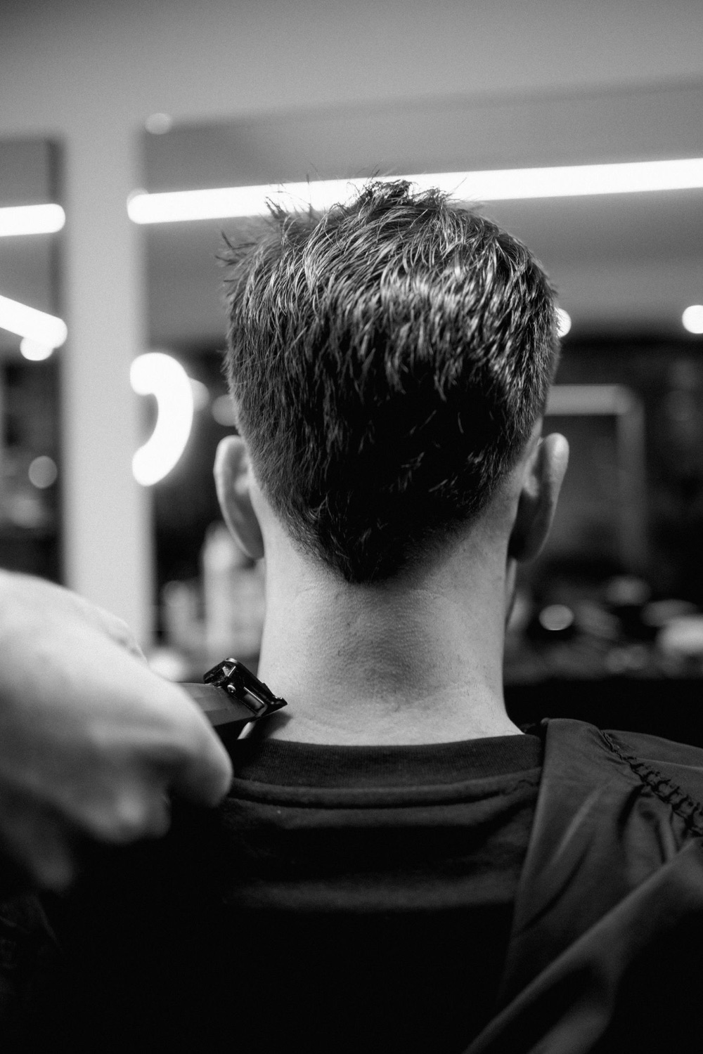 Nackenkontur mit dem Trimmer – Herrenhaarschnitt im Studio Haco