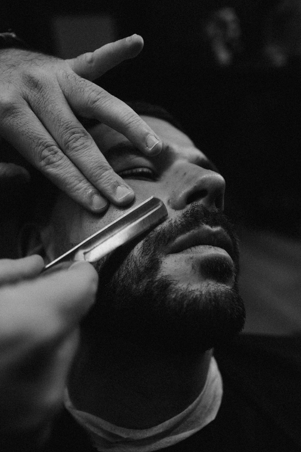 Nassrasur mit dem Rasiermesser im Studio Haco, Barber in Hamburg-Harvestehude